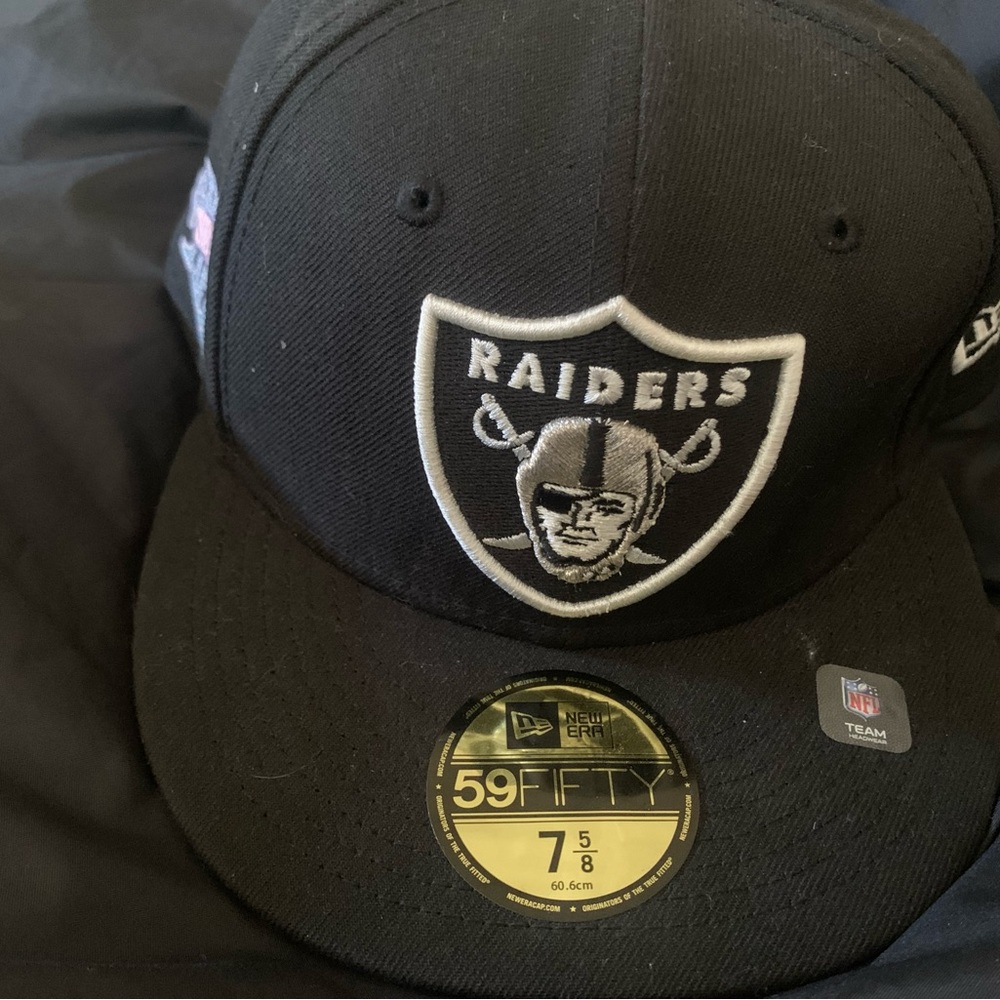 New Raiders fitted hat within the recent super bowl logo with matching brim